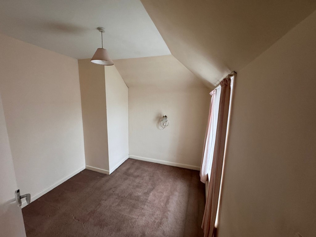 Lot: 133 - COTTAGE FOR UPATING WITH GARAGE AND GARDEN - Bedroom two